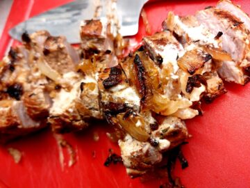 Hele svinemørbrad skæres i skiver