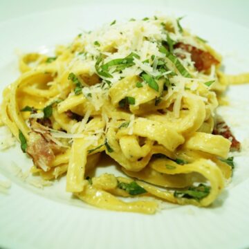 Tagliatelle med parmaskinke, fløde og parmesan