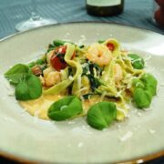 Tigerrejer med spinat, pasta, fløde og parmesan på tallerken
