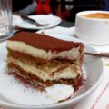 Tiramisu stykke serveret