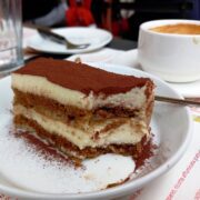 Tiramisu stykke serveret