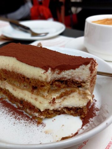 Tiramisu stykke serveret
