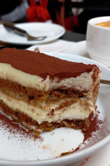 Tiramisu stykke serveret