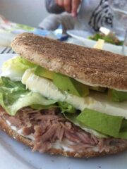 Tun sandwich med feta og avocado