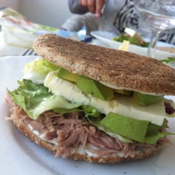 Tun sandwich med feta og avocado