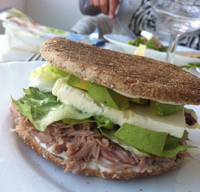 Tun sandwich med feta og avocado