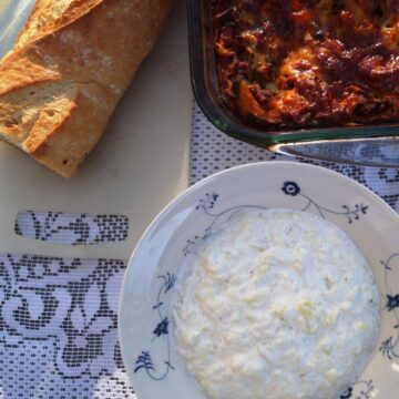 Tzatziki med squash anrettet på bord med lasagne