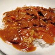 Ungarsk gullasch suppe med ris og flutes