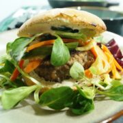 Vietnamesisk bánh mì burger med koriander og mynte