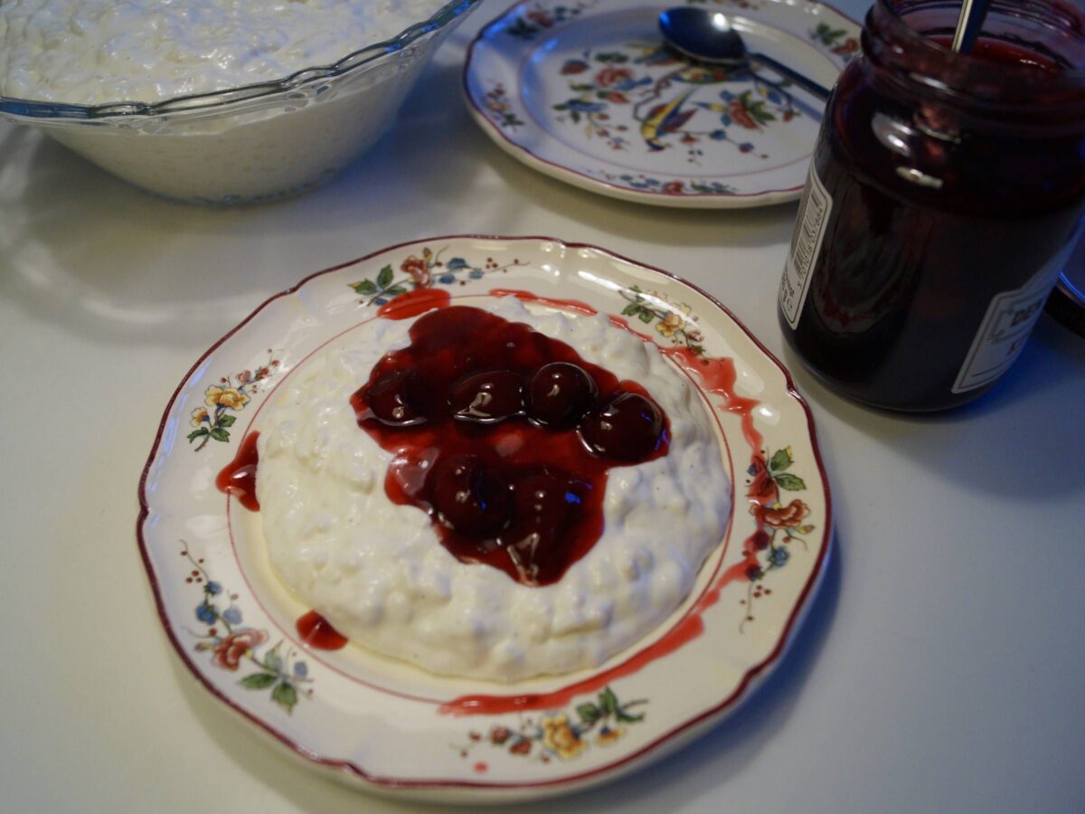 Fedtfattig risalamande med kirsebærsauce