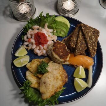 Fisketallerken med fiskefileter og rejer