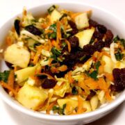 kålsalat med spinat klar til servering