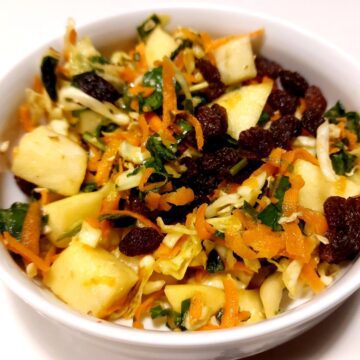 kålsalat med spinat klar til servering