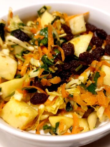 kålsalat med spinat klar til servering