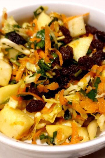 kålsalat med spinat klar til servering