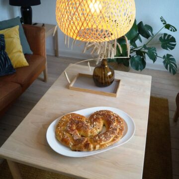 Kringle i kongeligt fad anrettet på stuebord