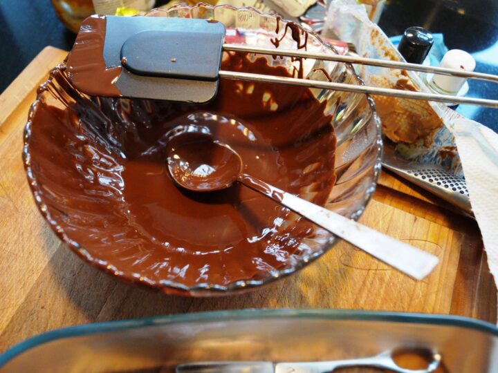 Smeltet chokolade i skål