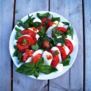 tomatsalat med olivenolie og basilikum