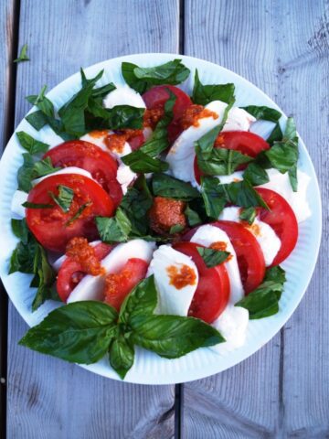 tomatsalat med olivenolie og basilikum