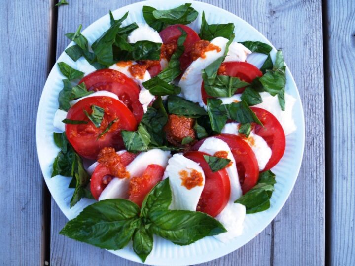 tomatsalat med olivenolie og basilikum