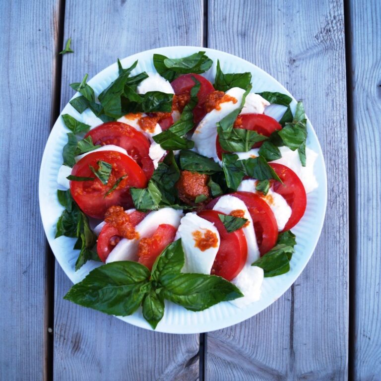 Tomatsalat med mozzarella - Tomatsalat med pesto - Min Madopskrift