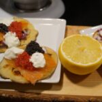 Blinis med stenbiderrogn og røget laks