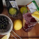 Ingredienser til solbærsaft med mynte og lime