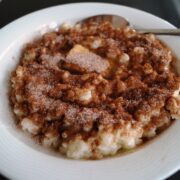 Risengrød med kanelsukker og smørklat