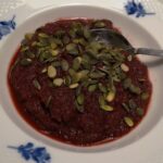 Rødbedesuppe med græskarkerner