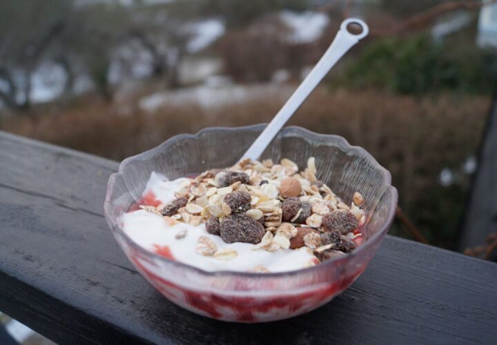 Skyr med vanilje, jordbærmarmelade og mysli