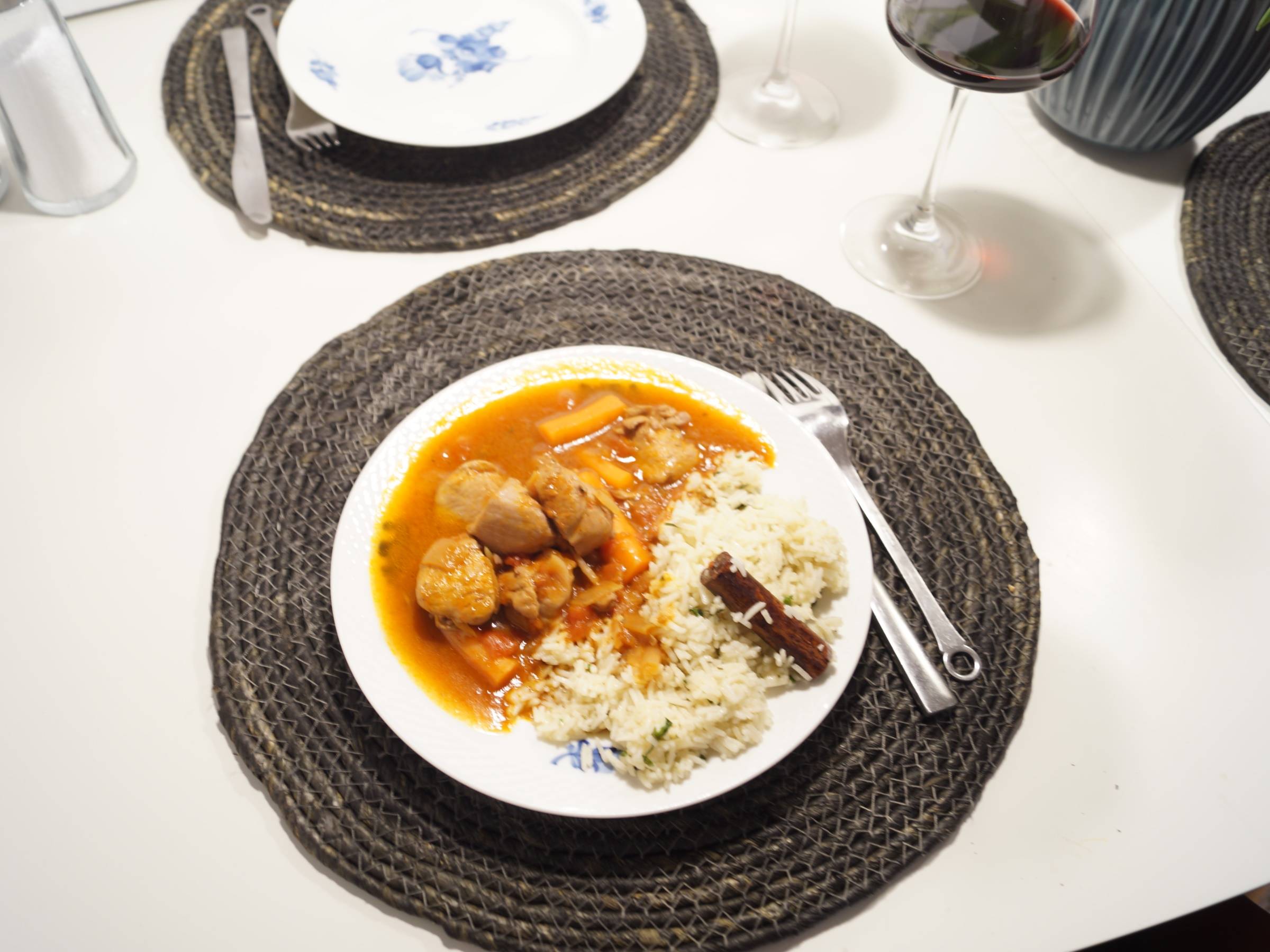 Stifado med kylling anrettet på spisebord