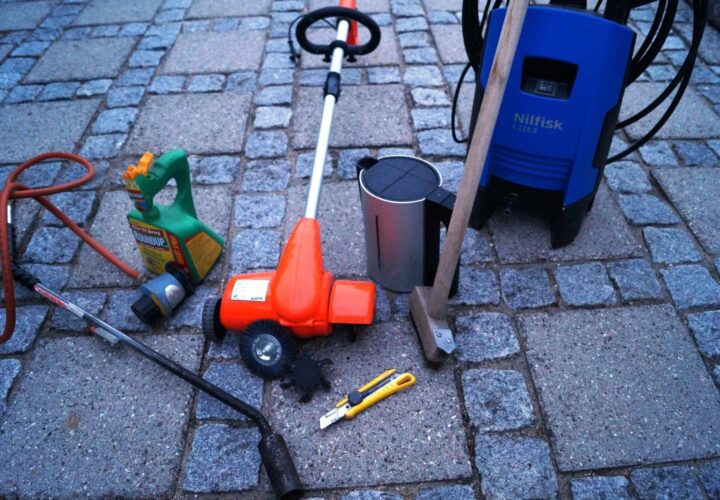 Ting til at fjerne ukrudt mellem fliser med